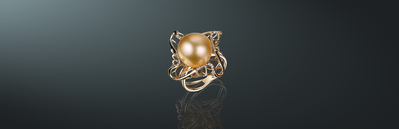 Кольцо из коллекции MAYSAKU: жемчуг Южных морей, золото 585˚, 40 бриллиантов (0,176 ct, 4/6А), государственное пробирное клеймо. Вес изделия 6,77 г. кп-17жз