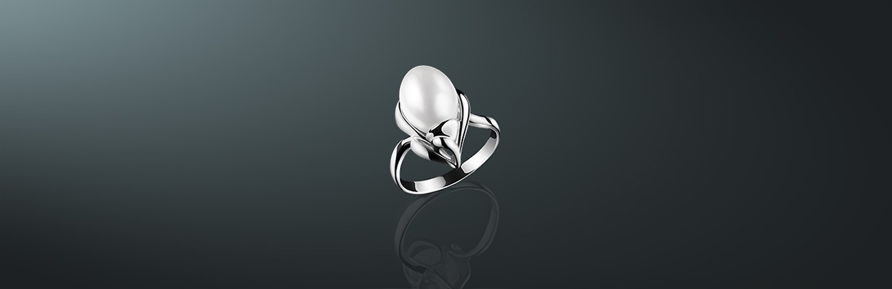 Кольцо из серии MAYSAKU ARGENTO: пресноводный жемчуг, родированное серебро 925˚, государственное пробирное клеймо. Средний вес изделия 4,88г. к-211262