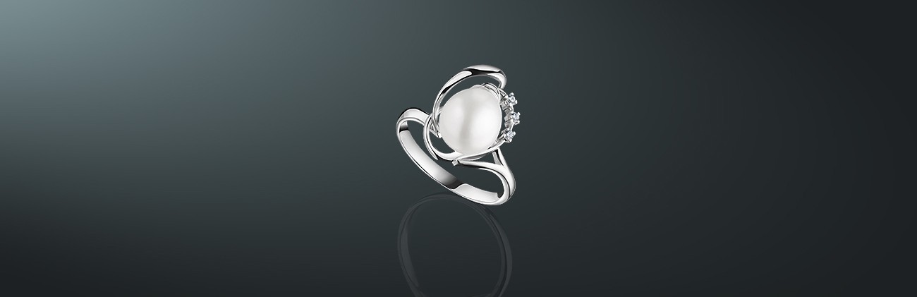 Кольцо из серии MAYSAKU ARGENTO: пресноводный жемчуг, родированное серебро 925˚, фианиты, государственное пробирное клеймо. Средний вес изделия 3,91г. к-211283