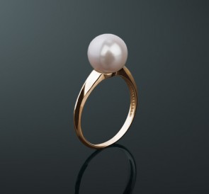 Золотое кольцо с жемчугом без вставок кп-69жб: белый пресноводный жемчуг, золото 585°
