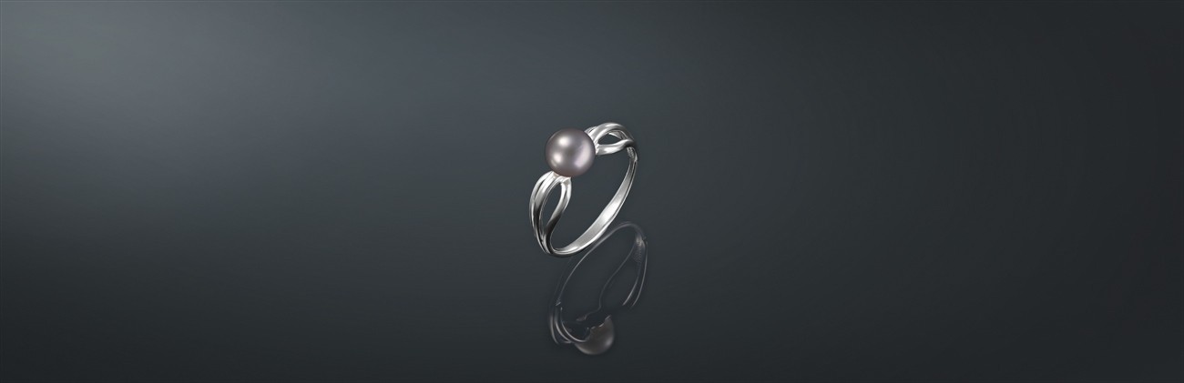 Кольцо из серии MAYSAKU ARGENTO: пресноводный жемчуг, родированное серебро 925˚, государственное пробирное клеймо. Средний вес изделия 1,51 г. к-140805-с