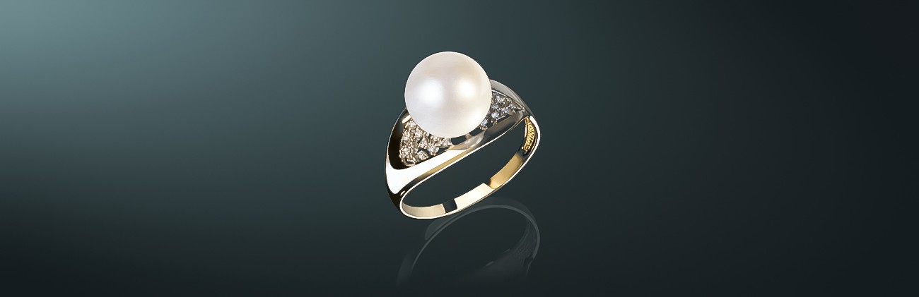 Кольцо с белым пресноводным жемчугом класса ААА (высший): золото 585˚, бриллианты, государственное пробирное клеймо. к-110885